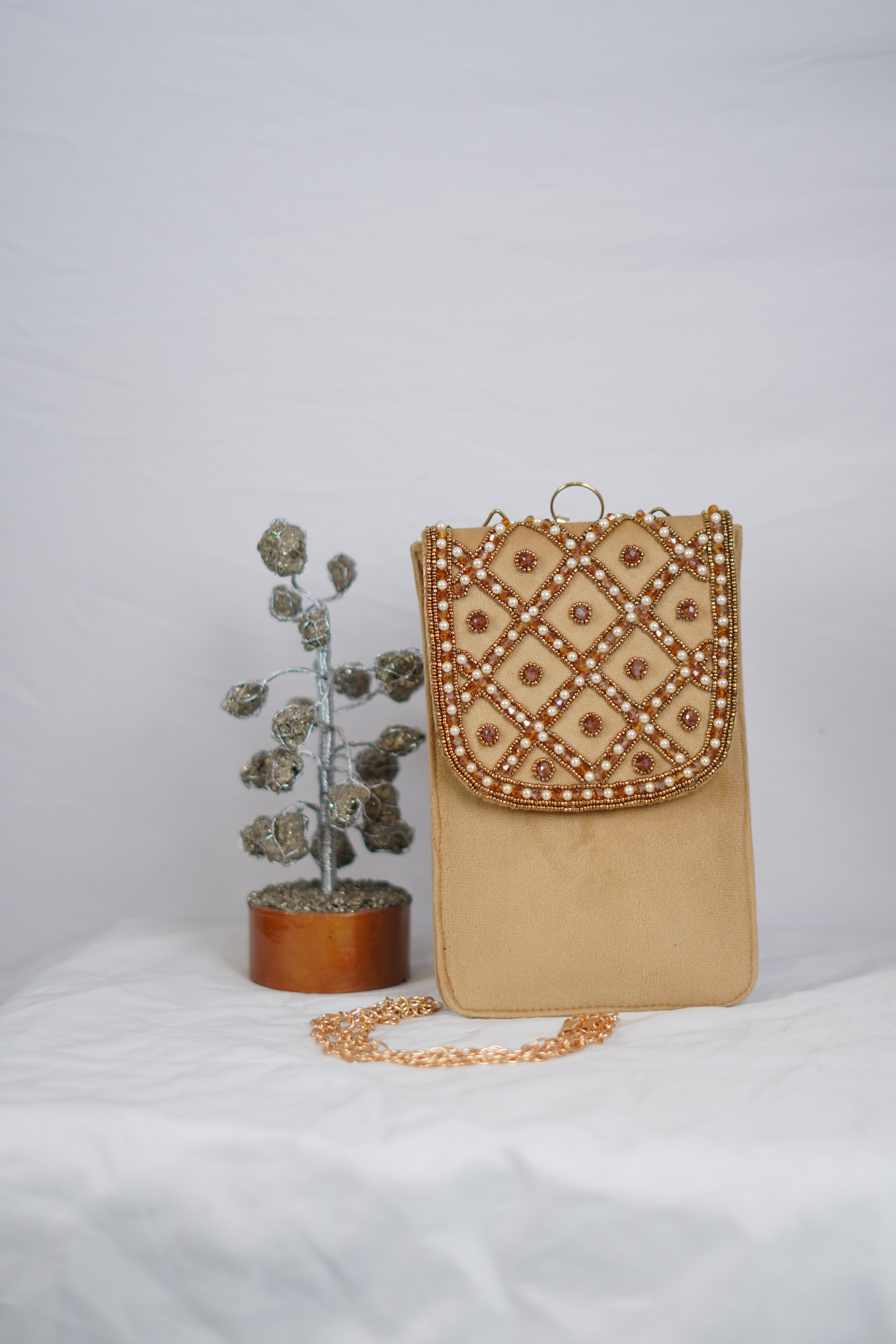 Saree Clip Golden mobile pouch